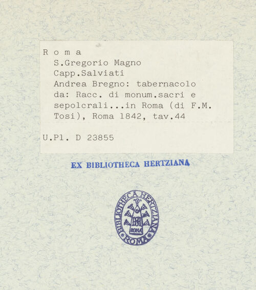 Rückseite von Bibliotheca Hertziana [http://creativecommons.org/publicdomain/mark/1.0/] Raccolta di monumenti sacri e sepolcrali sculpiti in Roma nei secoli XV. e XVI. / misurati e disegnati dallo Arch. Francesco M. Tosi e a contorno intagliati in rame da Alessandro BecchioIIa parteTafel 44: Altaraufsatz mit Tabernakel der Schule von Andrea Bregno in der Cappella Salviati in S. Gregorio Magno - , bh338003_recto. Foto.