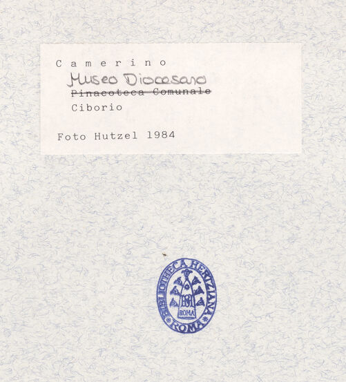 Rückseite von Bibliotheca Hertziana [https://www.deutsche-digitale-bibliothek.de/content/lizenzen/rv-ez/] Tabernakel in Form einer oktagonalen Architektur mit vier aufgemalten Türen - Gesamtaufnahme, bh340929_recto. Foto: Hutzel, Max.