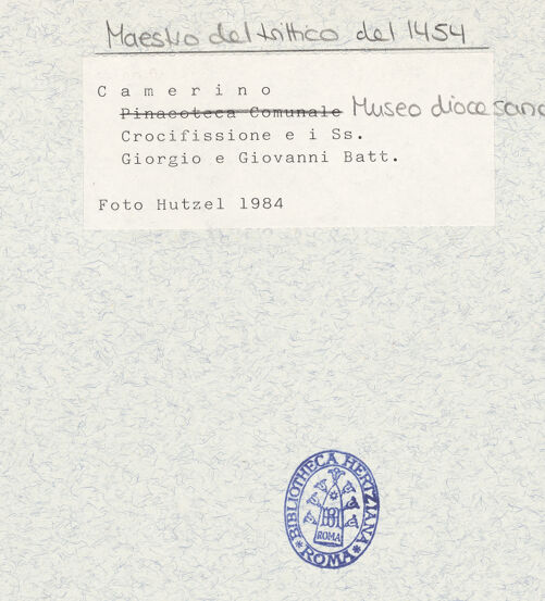 Rückseite von Hutzel, Max [https://www.deutsche-digitale-bibliothek.de/content/lizenzen/rv-ez/] Kreuzigung mit Maria, Johannes Evangelist und Maria Magdalena, Erzengel Michael und Johannes der Täufer auf den Flügeln - Detail: Christus und trauernde Engel, bh340942_recto. Foto: Hutzel, Max.