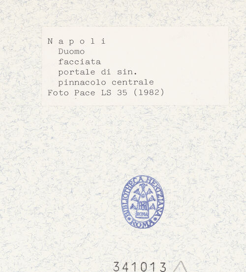 Rückseite von Pace, Valentino [https://www.deutsche-digitale-bibliothek.de/content/lizenzen/rv-fz/] Linkes Portal - Johannes der Schreiber (moderne Statue), bh341013_recto. Foto: Pace, Valentino.