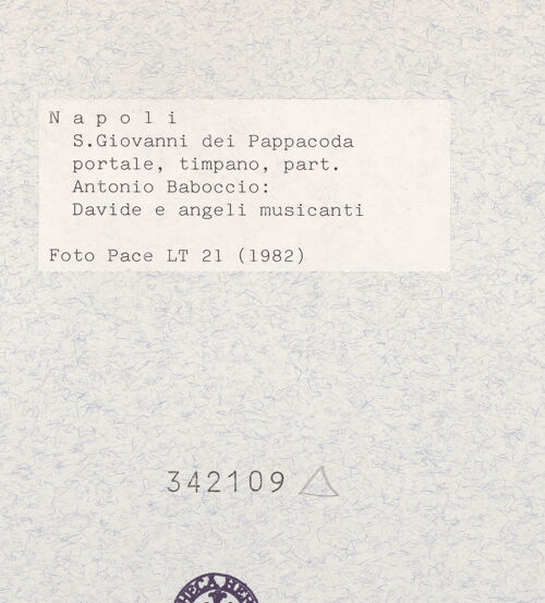 Rückseite von Pace, Valentino [https://www.deutsche-digitale-bibliothek.de/content/lizenzen/rv-ez/] HauptportalTympanon und Archivolte: Gottvater mit Engel, Madonna - Archivolte, Detail: Gottvater, bh342109_recto. Foto: Pace, Valentino.