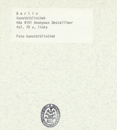 Rückseite von Kunstbibliothek [https://www.deutsche-digitale-bibliothek.de/content/lizenzen/rv-ez/] Codex Destailleur DTivoli: Vesta-Tempel: Aufmaßskizze des Fensterrahmens und Skizze zweier Akanthusblätter - , bh350411_recto. Foto.