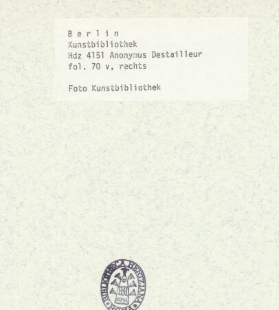 Rückseite von Kunstbibliothek [https://www.deutsche-digitale-bibliothek.de/content/lizenzen/rv-ez/] Codex Destailleur DTivoli: Vesta-Tempel: Schnitt durch den Umgang mit Blick auf die Cella-Innenwand - , bh350419_recto. Foto.