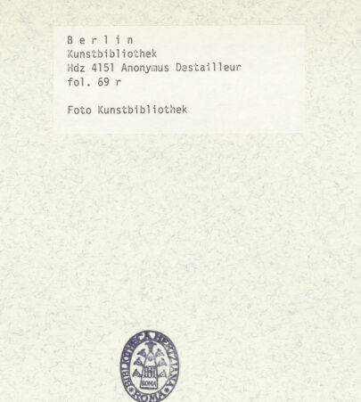 Rückseite von Kunstbibliothek [https://www.deutsche-digitale-bibliothek.de/content/lizenzen/rv-ez/] Codex Destailleur DMars-Tempel: Grundriss des quadratischen Tempels, Teilaufriss, Gebälk und Gesimse - , bh350424_recto. Foto.