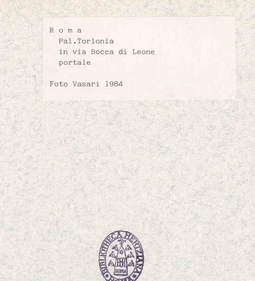 Rückseite von Vasari [https://www.deutsche-digitale-bibliothek.de/content/lizenzen/rv-ez/] Palazzo Núñez-Torlonia - Fassade zur Via Bocca di Leone, Detail: Portal, bh351068_recto. Foto.