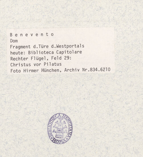 Rückseite von Hirmer [https://www.deutsche-digitale-bibliothek.de/content/lizenzen/rv-ez/] Portal mit Szenen aus dem Leben Christi und BischöfeChristus vor Pilatus - Gesamtansicht (nach den Bombentreffern), bh360819_recto. Foto: Hirmer, Albert.