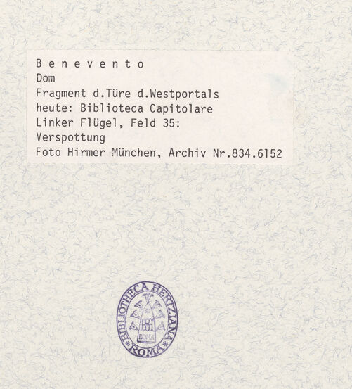 Rückseite von Hirmer [https://www.deutsche-digitale-bibliothek.de/content/lizenzen/rv-ez/] Portal mit Szenen aus dem Leben Christi und BischöfeVerspottung Christi - Gesamtansicht (nach den Bombentreffern), bh360823_recto. Foto: Hirmer, Albert.