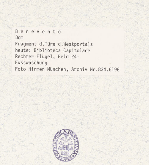 Rückseite von Hirmer [https://www.deutsche-digitale-bibliothek.de/content/lizenzen/rv-ez/] Portal mit Szenen aus dem Leben Christi und BischöfeFußwaschung - Gesamtansicht (nach den Bombentreffern), bh360826_recto. Foto: Hirmer, Albert.