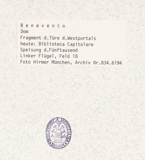 Rückseite von Hirmer [https://www.deutsche-digitale-bibliothek.de/content/lizenzen/rv-ez/] Portal mit Szenen aus dem Leben Christi und BischöfeSpeisung der Fünftausend - Gesamtansicht (nach den Bombentreffern), bh360829_recto. Foto: Hirmer, Albert.