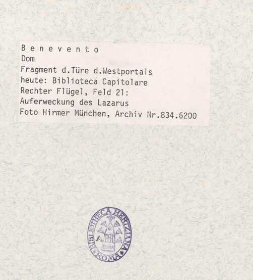 Rückseite von Hirmer [https://www.deutsche-digitale-bibliothek.de/content/lizenzen/rv-ez/] Portal mit Szenen aus dem Leben Christi und BischöfeAuferweckung des Lazarus - Gesamtansicht (nach den Bombentreffern), bh360831_recto. Foto: Hirmer, Albert.