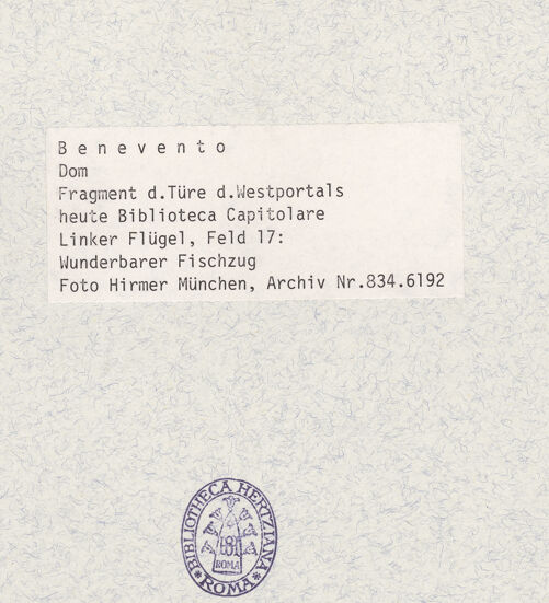 Rückseite von Hirmer [https://www.deutsche-digitale-bibliothek.de/content/lizenzen/rv-ez/] Portal mit Szenen aus dem Leben Christi und BischöfeDer wunderbare Fischzug - Gesamtansicht (nach den Bombentreffern), bh360836_recto. Foto: Hirmer, Albert.