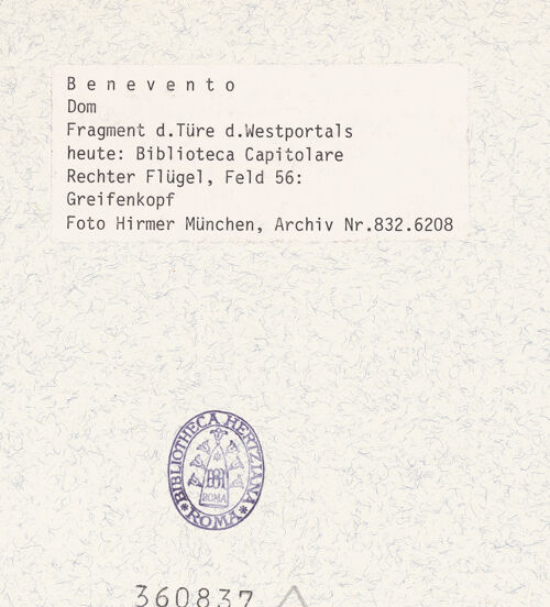 Rückseite von Hirmer [https://www.deutsche-digitale-bibliothek.de/content/lizenzen/rv-ez/] Portal mit Szenen aus dem Leben Christi und Bischöfe - Rechter Türflügel, Feld 56: Greifenkopf, bh360837_recto. Foto: Hirmer, Albert.