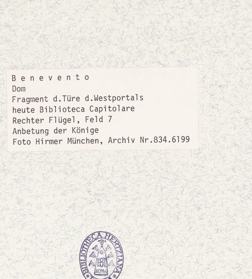 Rückseite von Hirmer [https://www.deutsche-digitale-bibliothek.de/content/lizenzen/rv-ez/] Portal mit Szenen aus dem Leben Christi und BischöfeAnbetung des Christuskindes durch die Heiligen Drei Könige - Gesamtansicht (nach den Bombentreffern), bh360841_recto. Foto: Hirmer, Albert.