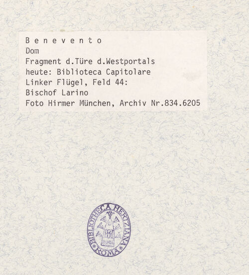 Rückseite von Hirmer [https://www.deutsche-digitale-bibliothek.de/content/lizenzen/rv-ez/] Portal mit Szenen aus dem Leben Christi und BischöfeBischof von Larino - Gesamtansicht (nach den Bombentreffern), bh360844_recto. Foto: Hirmer, Albert.