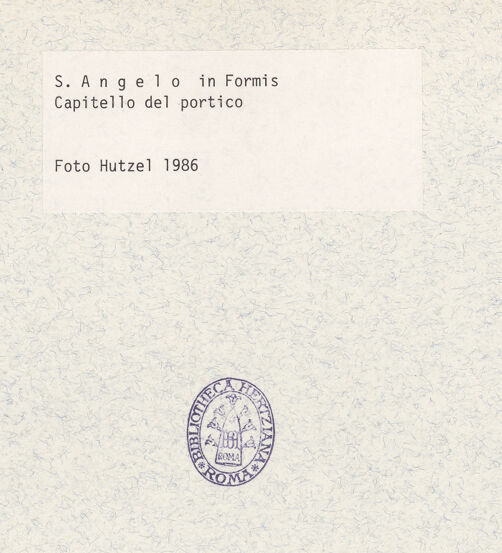 Rückseite von unbekannt [https://www.deutsche-digitale-bibliothek.de/content/lizenzen/rv-ez/] Spoliensäulen der Portikus3. Säule von links: Säule mit attischer Marmorbasis, glattem Schaft und korinthischem KapitellKorinthisches Kapitell - Gesamtansicht von Südosten, bh361129_recto. Foto: Hutzel, Max.