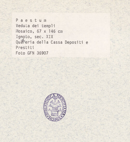Rückseite von ICCD [https://www.deutsche-digitale-bibliothek.de/content/lizenzen/rv-ez/] Paestum. Ansicht der Tempel - Gesamtansicht, bh361660_recto. Foto.