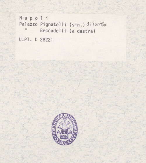 Rückseite von Bibliotheca Hertziana [https://www.deutsche-digitale-bibliothek.de/content/lizenzen/rv-fz/] Palazzo Pignatelli di Toritto - Fassade zur Piazzetta del Nilo, Detail: rechte Achse; rechts: Palazzo Beccadelli, bh364455_recto. Foto.