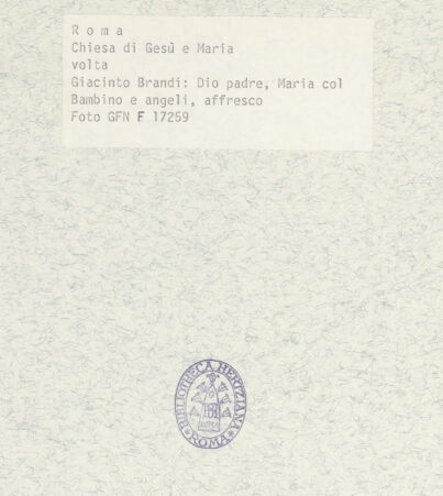 Rückseite von ICCD [https://www.deutsche-digitale-bibliothek.de/content/lizenzen/rv-ez/] Deckengemälde mit Gottvater und Maria mit dem Kind umgeben von Bildfeldern mit Heiligen, Seligen und Evangelisten - Gesamtaufnahme, bh367164_recto. Foto.