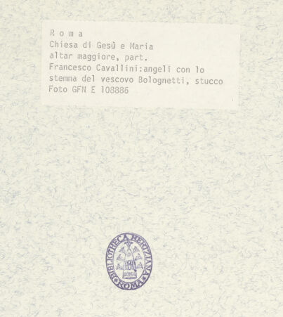 Rückseite von ICCD [https://www.deutsche-digitale-bibliothek.de/content/lizenzen/rv-ez/] Hochaltar mit bekrönenden Stuckengeln - Altarbekrönung, Detail Mitte: Engel mit Christus- und Marienmonogramm von Naldini, bh367167_recto. Foto.