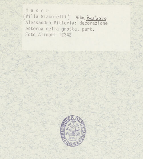 Rückseite von Alinari [https://www.deutsche-digitale-bibliothek.de/content/lizenzen/rv-ez/] Villa BarbaroNymphäum - Detail: Giebel und Figurennischen mit Neptun und Minerva, bh367633_recto. Foto.