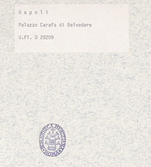 Rückseite von Bibliotheca Hertziana [https://www.deutsche-digitale-bibliothek.de/content/lizenzen/rv-fz/] Palazzo Carafa di Belvedere - Innenhof, bh367855_recto. Foto.