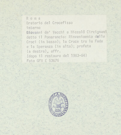 Rückseite von ICCD [https://www.deutsche-digitale-bibliothek.de/content/lizenzen/rv-ez/] Szenen aus der Geschichte des heiligen Kreuzes und des OratoriumsAuffindung der Kreuze - gesamt mit Bekrönung; nach der Restaurierung von 1963-64, bh369380_recto. Foto.