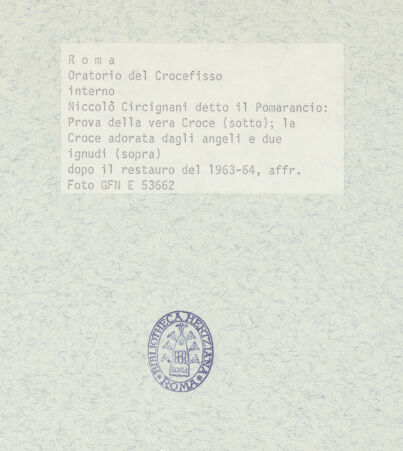 Rückseite von ICCD [https://www.deutsche-digitale-bibliothek.de/content/lizenzen/rv-ez/] Szenen aus der Geschichte des heiligen Kreuzes und des OratoriumsDie Prüfung des heiligen Kreuzes - gesamt mit Bekrönung; nach der Restaurierung von 1963-1964, bh369382_recto. Foto.