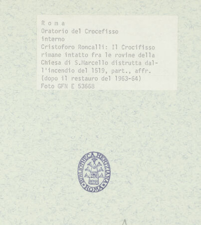 Rückseite von ICCD [https://www.deutsche-digitale-bibliothek.de/content/lizenzen/rv-ez/] Szenen aus der Geschichte des heiligen Kreuzes und des OratoriumsBeim Brand von 1519 geht das Kreuz unbeschadet aus den Ruinen von S. Marcello hervor - Detail; nach der Restaurierung von 1963-64, bh369390_recto. Foto.