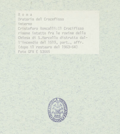 Rückseite von ICCD [https://www.deutsche-digitale-bibliothek.de/content/lizenzen/rv-ez/] Szenen aus der Geschichte des heiligen Kreuzes und des OratoriumsBeim Brand von 1519 geht das Kreuz unbeschadet aus den Ruinen von S. Marcello hervor - Detail; nach der Restaurierung von 1963-64, bh369397_recto. Foto.