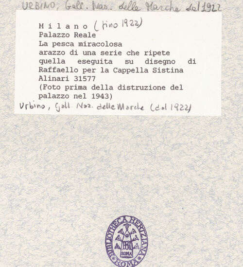 Rückseite von Alinari [https://www.deutsche-digitale-bibliothek.de/content/lizenzen/rv-ez/] Bildteppichserie nach den sixtinischen TeppichenDer wunderbare Fischzug - Gesamtansicht, bh371945_recto. Foto.