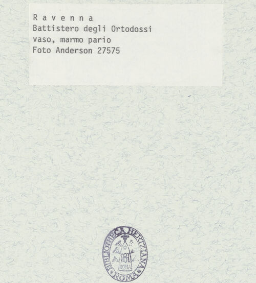 Rückseite von Alinari [https://www.deutsche-digitale-bibliothek.de/content/lizenzen/rv-ez/] Volutenkrater, zweiter Taufstein des Baptisteriums - Gesamtansicht, bh376014_recto. Foto.