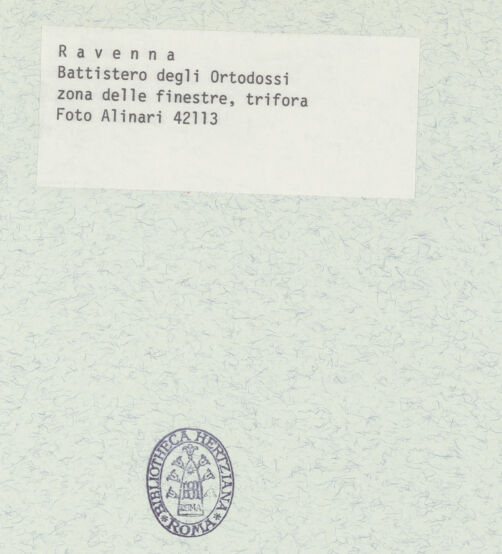 Rückseite von Alinari [https://www.deutsche-digitale-bibliothek.de/content/lizenzen/rv-ez/] Stuckdekoration der Fensterzone: Propheten in Ädikulen und symbolische BilderPropheten in Ädikulen; oben: Vögel flankieren Vase; fantastische Tiere flankieren Weizenähren - Gesamtansicht, bh376017_recto. Foto.