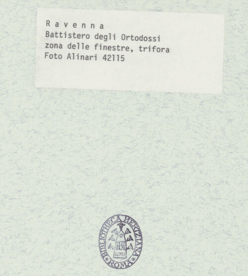 Rückseite von Alinari [https://www.deutsche-digitale-bibliothek.de/content/lizenzen/rv-ez/] Stuckdekoration der Fensterzone: Propheten in Ädikulen und symbolische BilderPropheten in Ädikulen; oben: Pfauen flankieren Vase; Hasen flankieren Weizenähren - Gesamtansicht, bh376018_recto. Foto.