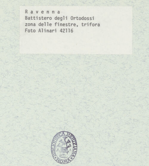 Rückseite von Alinari [https://www.deutsche-digitale-bibliothek.de/content/lizenzen/rv-ez/] Stuckdekoration der Fensterzone: Propheten in Ädikulen und symbolische BilderPropheten in Ädikulen; oben: Christus, der Schlange und Löwe zertritt; fantastische Tiere verschlingen den Menschen - Gesamtansicht, bh376019_recto. Foto.