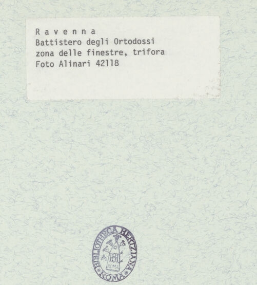 Rückseite von Alinari [https://www.deutsche-digitale-bibliothek.de/content/lizenzen/rv-ez/] Stuckdekoration der Fensterzone: Propheten in Ädikulen und symbolische BilderPropheten in Ädikulen; oben: Daniel in der Löwengrube; Traditio Legis - Gesamtansicht, bh376020_recto. Foto.