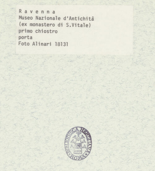 Rückseite von Alinari [https://www.deutsche-digitale-bibliothek.de/content/lizenzen/rv-ez/] Portal mit Candelabra - Gesamtansicht, bh376028_recto. Foto.