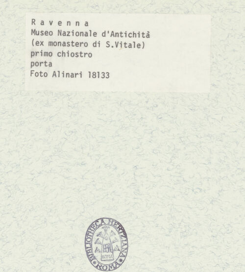 Rückseite von Alinari [https://www.deutsche-digitale-bibliothek.de/content/lizenzen/rv-ez/] Portal mit Blattwerk - Gesamtansicht, bh376030_recto. Foto.