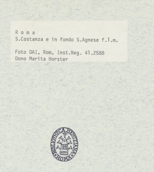 Rückseite von DAI [https://www.deutsche-digitale-bibliothek.de/content/lizenzen/rv-ez/] Mausoleo di Santa Costanza - Ansicht des Gesamtkomplexes mit Coemeterium und Sant'Agnese, bh377789_recto. Foto.