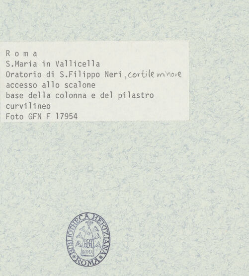 Rückseite von ICCD [https://www.deutsche-digitale-bibliothek.de/content/lizenzen/rv-ez/] Santa Maria in VallicellaCortile minore - Zugang zum Treppenhaus, Detail einer Säulenbasis, bh378128_recto. Foto.