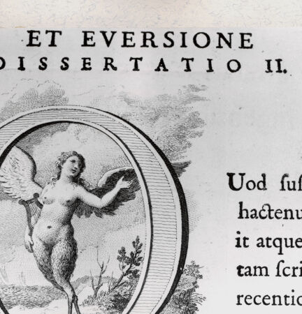 Rückseite von Tomba, Verona [http://creativecommons.org/publicdomain/mark/1.0/] Buchstabe Q mit Fabelwesen (aus P. A. Paoli, "Rovine delle citta di Pesto ... ", Roma 1784) - , bh383267. Foto.