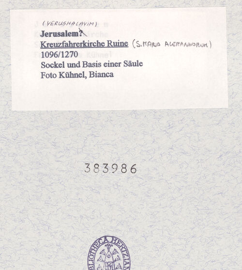 Rückseite von Kühnel, Bianca [https://rightsstatements.org/page/CNE/1.0/] Kreuzfahrerkirche (Santa Maria Alemannorum) - Sockel und Basis einer Säule, bh383986_recto. Foto.