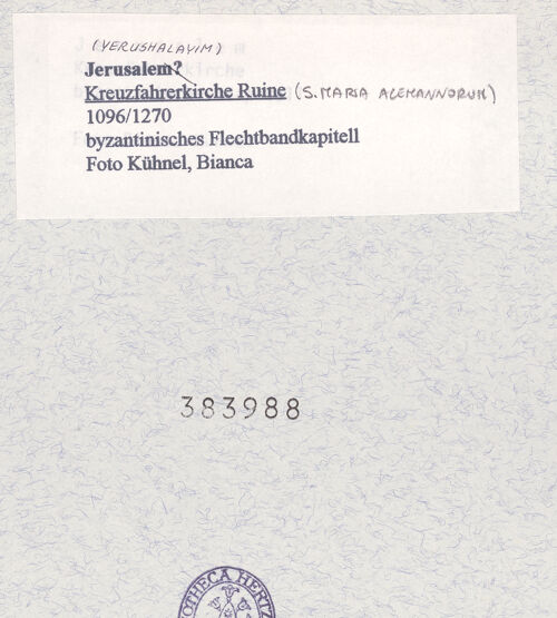 Rückseite von Kühnel, Bianca [https://rightsstatements.org/page/CNE/1.0/] Kreuzfahrerkirche (Santa Maria Alemannorum) - byzantinisches Flechtbandkapitell, bh383988_recto. Foto.