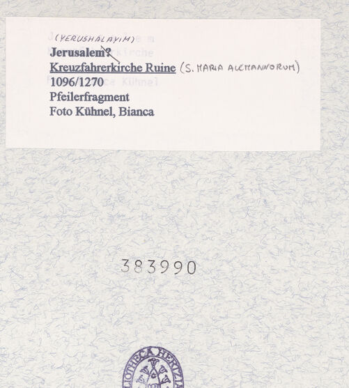 Rückseite von Kühnel, Bianca [https://rightsstatements.org/page/CNE/1.0/] Kreuzfahrerkirche (Santa Maria Alemannorum) - Pfeilerfragment, bh383990_recto. Foto.