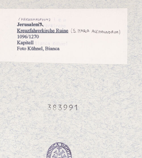 Rückseite von Kühnel, Bianca [https://rightsstatements.org/page/CNE/1.0/] Kreuzfahrerkirche (Santa Maria Alemannorum) - Kapitell, bh383991_recto. Foto.