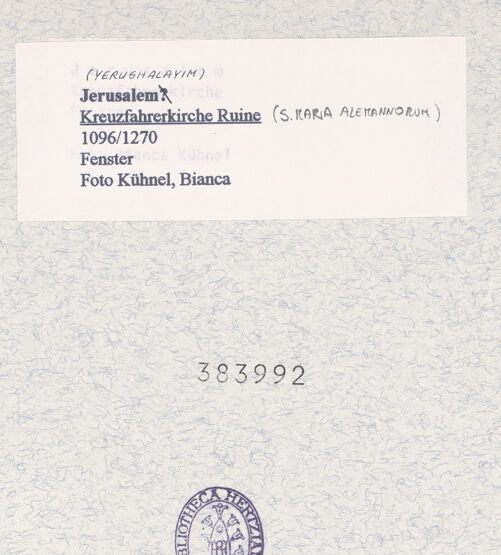 Rückseite von Kühnel, Bianca [https://rightsstatements.org/page/CNE/1.0/] Kreuzfahrerkirche (Santa Maria Alemannorum) - Fenster, bh383992_recto. Foto.