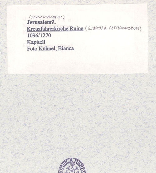Rückseite von Kühnel, Bianca [https://rightsstatements.org/page/CNE/1.0/] Kreuzfahrerkirche (Santa Maria Alemannorum) - Kapitell, bh384359_recto. Foto.