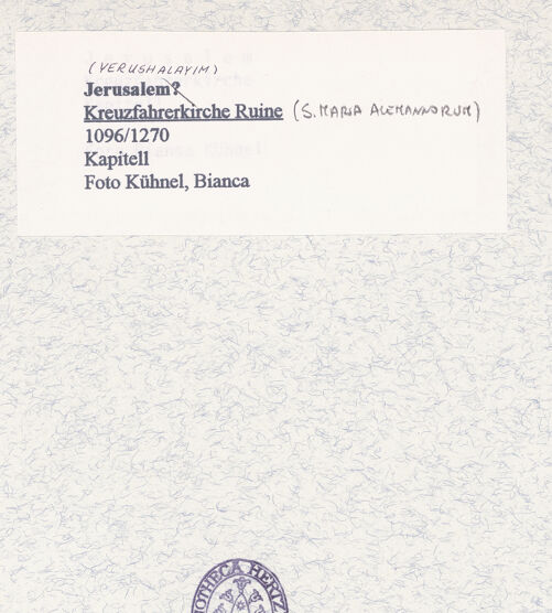 Rückseite von Kühnel, Bianca [https://rightsstatements.org/page/CNE/1.0/] Kreuzfahrerkirche (Santa Maria Alemannorum) - Kapitell, bh384360_recto. Foto.
