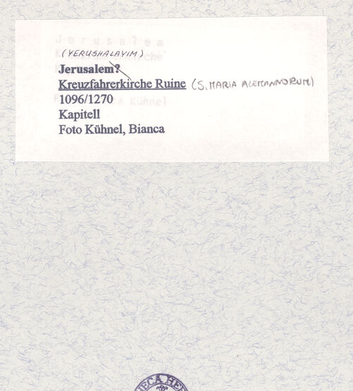 Rückseite von Kühnel, Bianca [https://rightsstatements.org/page/CNE/1.0/] Kreuzfahrerkirche (Santa Maria Alemannorum) - Kapitell, bh384361_recto. Foto.