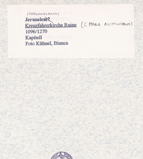 Rückseite von Kühnel, Bianca [https://rightsstatements.org/page/CNE/1.0/] Kreuzfahrerkirche (Santa Maria Alemannorum) - Kapitell, bh384362_recto. Foto.