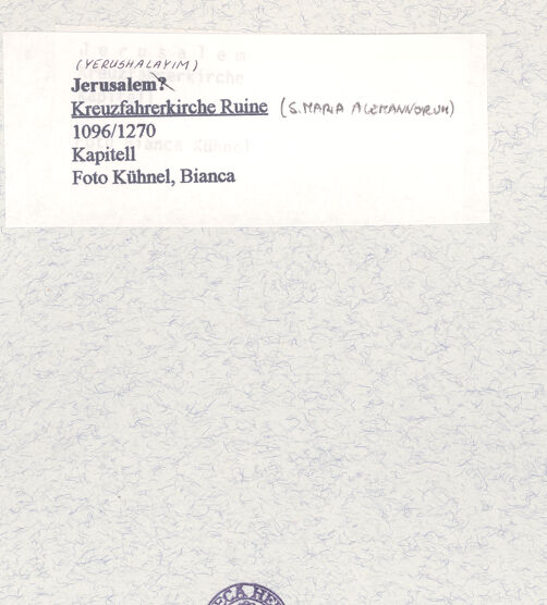 Rückseite von Kühnel, Bianca [https://rightsstatements.org/page/CNE/1.0/] Kreuzfahrerkirche (Santa Maria Alemannorum) - Kapitell, bh384364_recto. Foto.